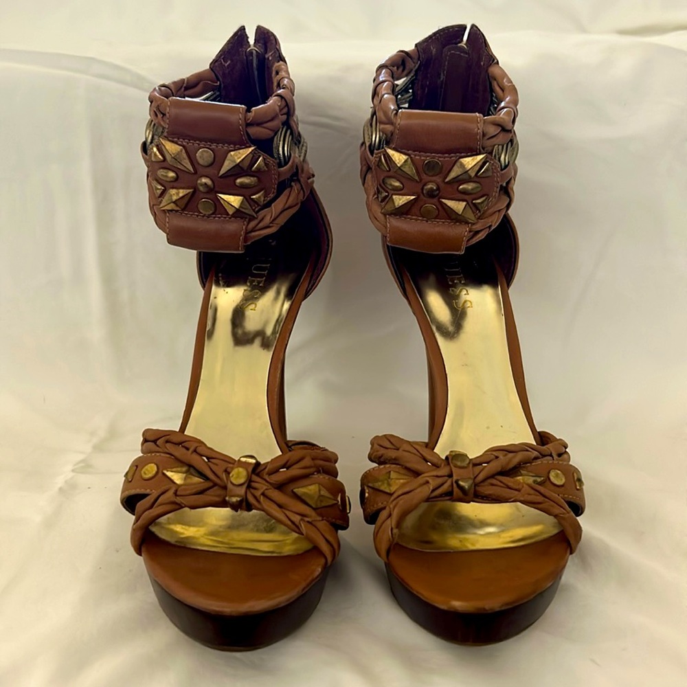 Guess - Gorgeous Leather Ankle Strap Sandal w/Slight Platform. Size 7.5 US